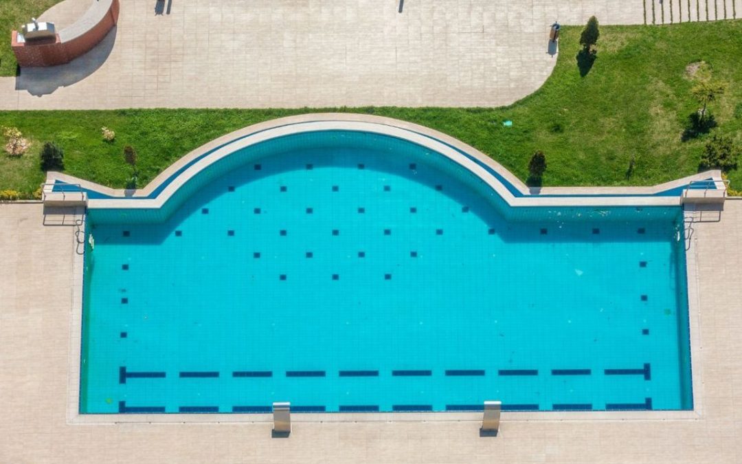 Si può costruire una piscina su un terreno in pendenza?